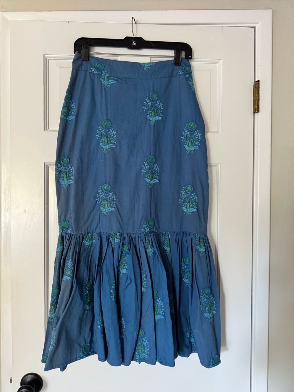 Eddy - High-Waist Embroidered Floral Midi Skirt with mermaid hem - Picture 3 of 9
